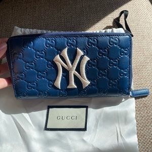 Continental Wallet
Silver-Tone
Embroidered 
Nylon Lining 
Exposed Zip Closure